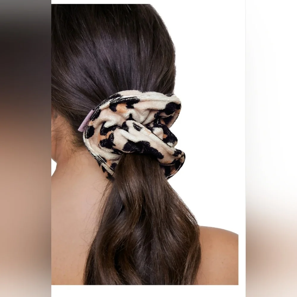 NWT Kitsch Leopard Microfiber Towel Scrunchies 2 Pack - Picture 7 of 10